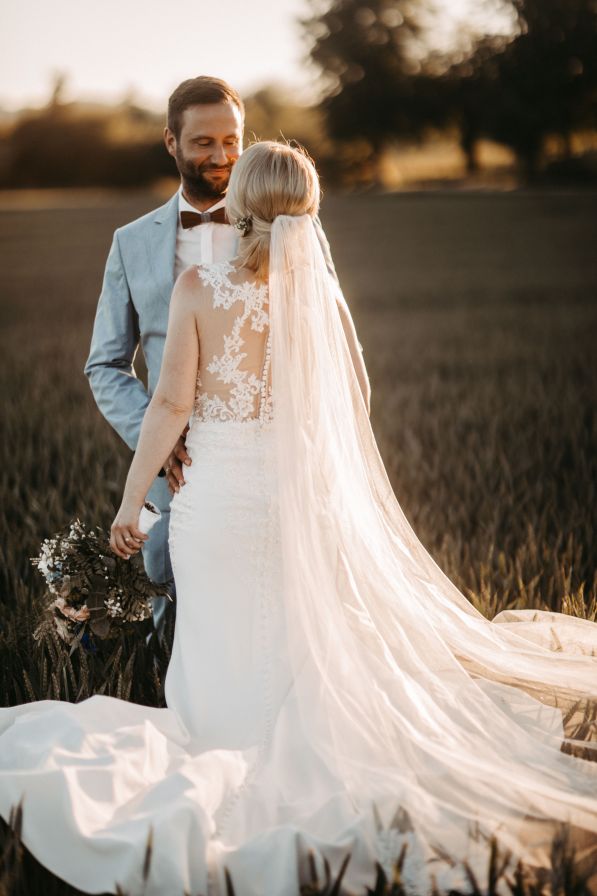 Hochzeitsfotografie in Mecklenburg-Vorpommern - Zwischen Rostock und Schwerin - Braut und Bräutigam stehen romantisch im Park des Schlosses und an der Steilküste im Gespensterwald. 