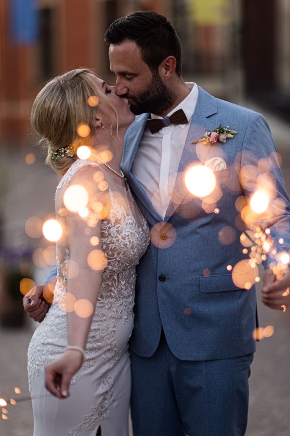 Hochzeitsfotografie in Mecklenburg-Vorpommern - Zwischen Rostock und Schwerin - Braut und Bräutigam stehen romantisch im Park des Schlosses und an der Steilküste im Gespensterwald. 