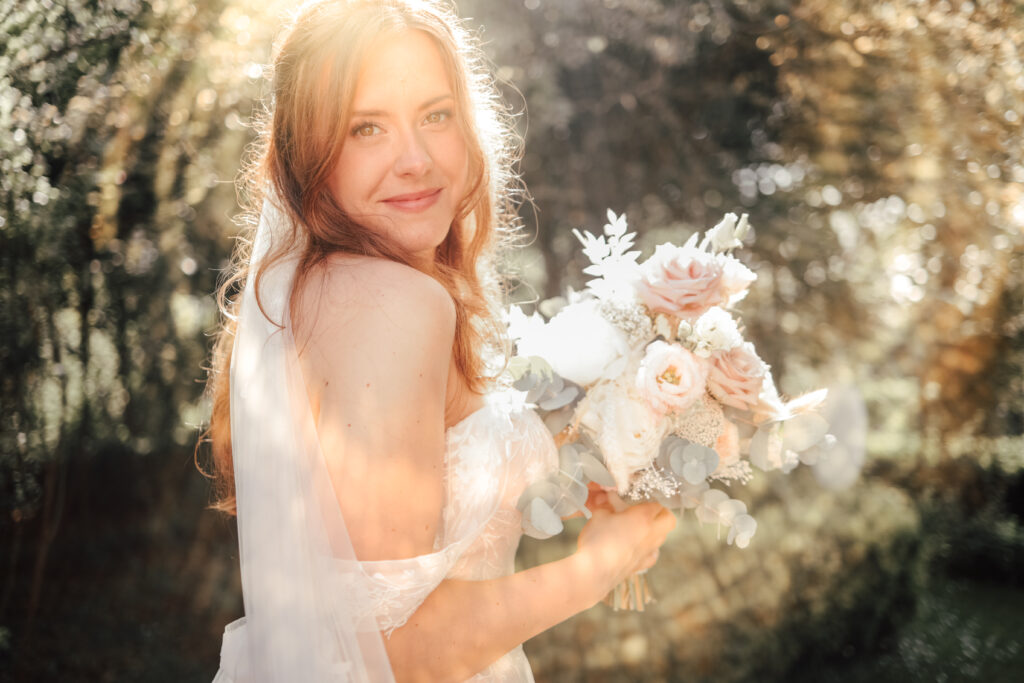 Natürliche Hochzeitsfotos Hochzeit Gut Groß Siemen Braut mit Brautstrauß