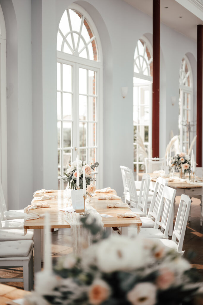 In der Orangerie vom Gut Groß Siemen ist es geschmückt mit Blumen und Kerzenständern. Die Räume sind hell und lichtdurchflutet.