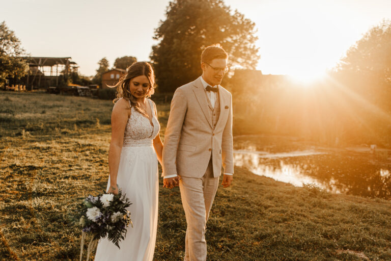 Hochzeitsfotografie in der Hofscheune Bissee bei Kiel. Ein wunderschönes Brautpaar feiert zwischen der Familie auf dem Land in einer schönen Scheune. Es ist alles festlich und mit vielen Blumen geschmückt. 