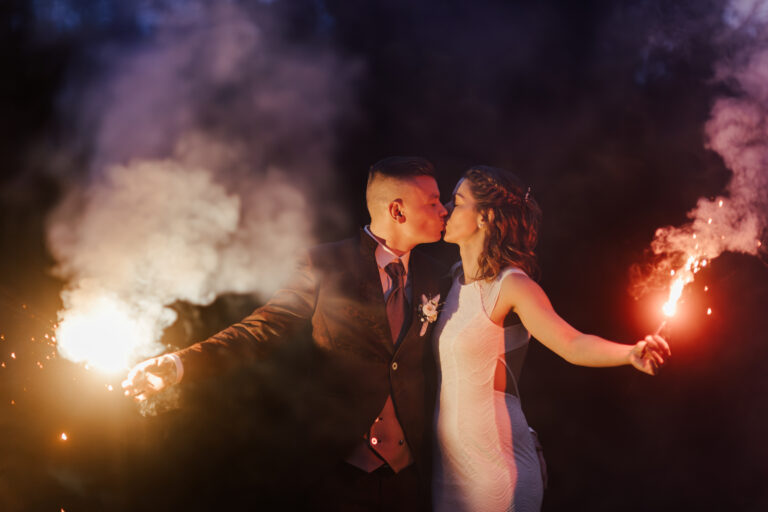 Hochzeitsfotografie im Schloss Gamehl zwischen Rostock und Wismar. Braut und Bräutigam ihre Winterhochzeit zwischen Wunderkerzen und der Familie.