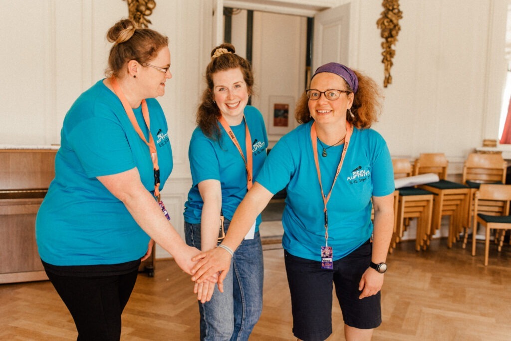 Fotos von Veranstaltungen und Ausflügen mit Kindern und Jugendlichen.