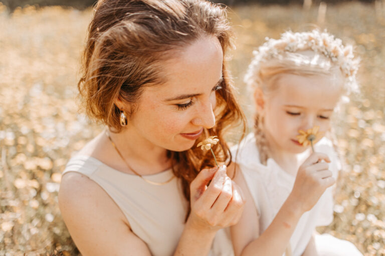 Mutter-Tochter-Shooting auf einer Wildblumenwiese