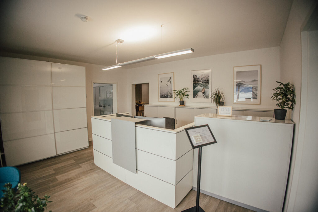 Helle und ansprechende Fotos von Räumlichkeiten und Büros.