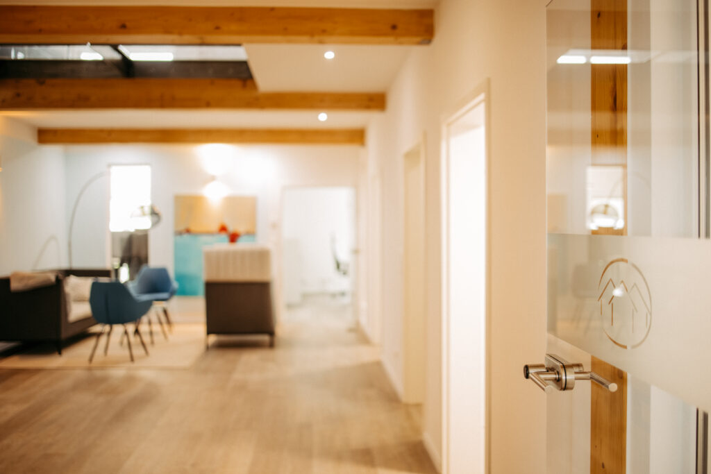 Helle und ansprechende Fotos von Räumlichkeiten und Büros.