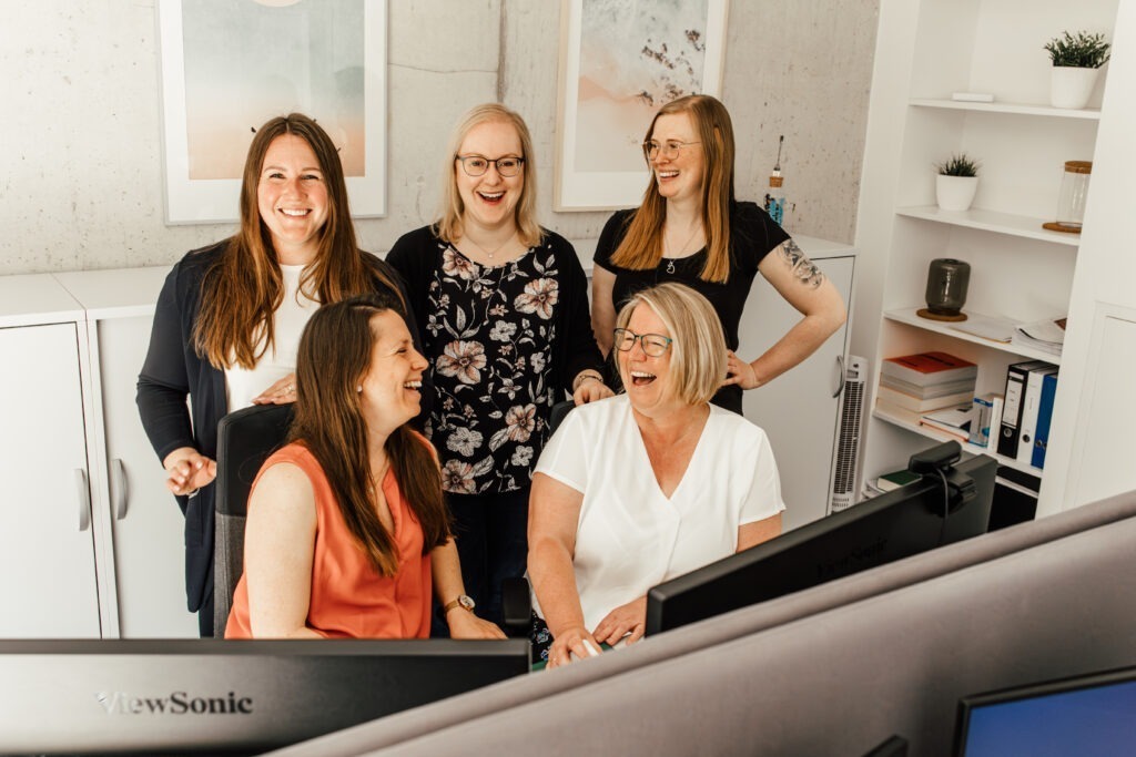 Sympathische Businessportraits. Mann, Frau und Gruppe lächelt in die Kamera.