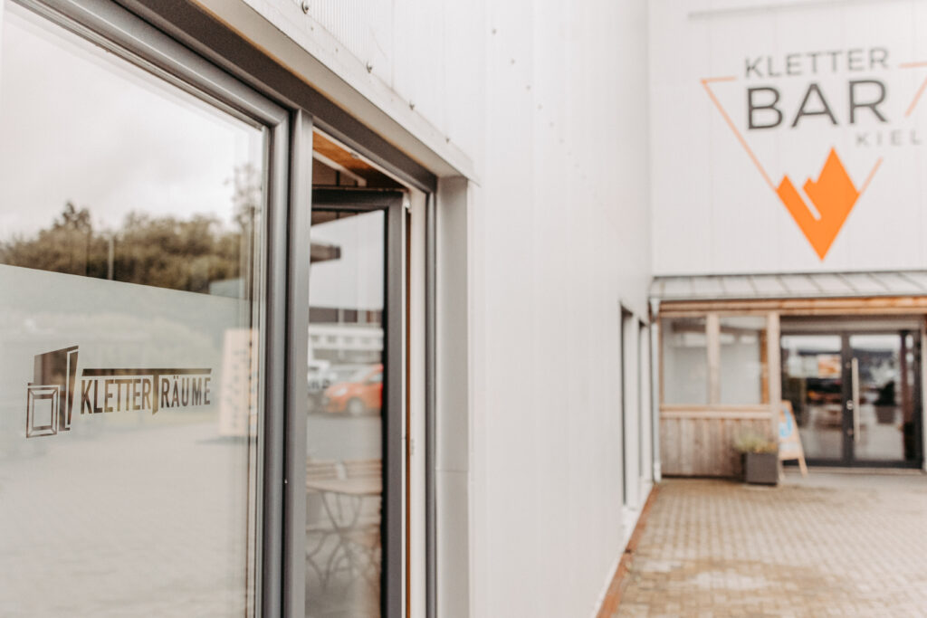 Helle Räumlichkeiten der Weiterbildung mit Stühlen, Tischen und Fenstern sind zu sehen. 