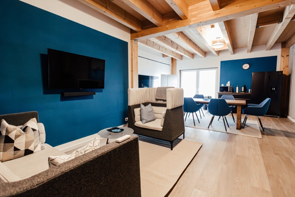 Helle Räumlichkeiten der Weiterbildung mit Stühlen, Tischen und Fenstern sind zu sehen. 