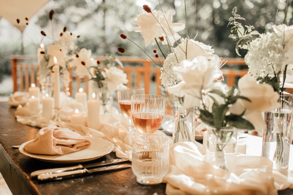 Die stilvoll gedeckte Hochzeitstafel.