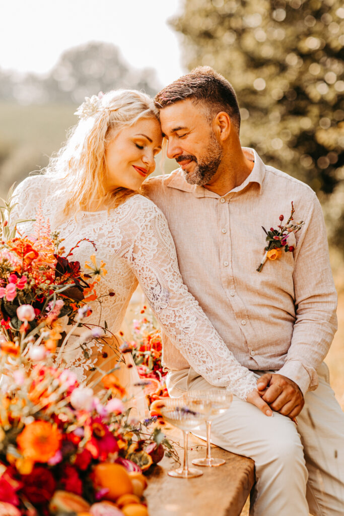 Ein glückliches Ehepaar nach der Trauung.