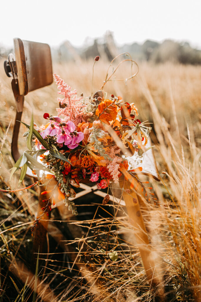 Der Brautstrauß auf einem Stuhl im Weizenfeld.