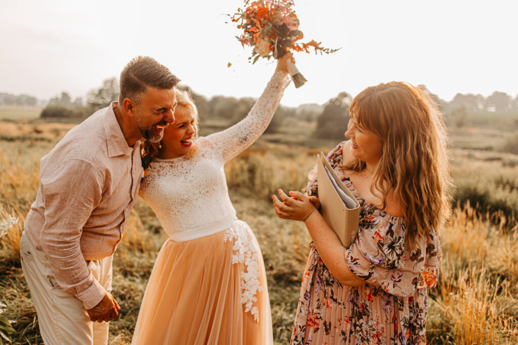 Ein glückliches Ehepaar kurz nach der Trauung auf der Blumenwiese.