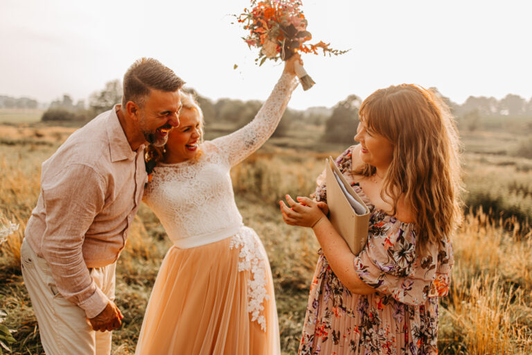 Ein glückliches Ehepaar kurz nach der Trauung auf der Blumenwiese.