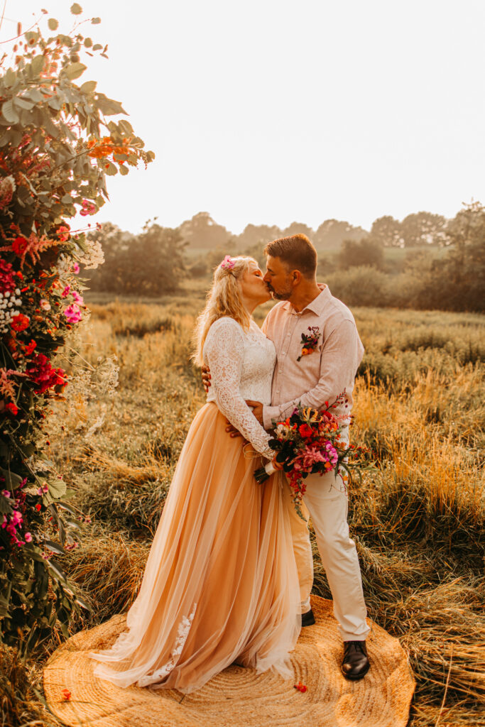 Ein glückliches frisch gebackenes Ehepaar. Heiraten im Urlaub ist etwas ganz besonderes.