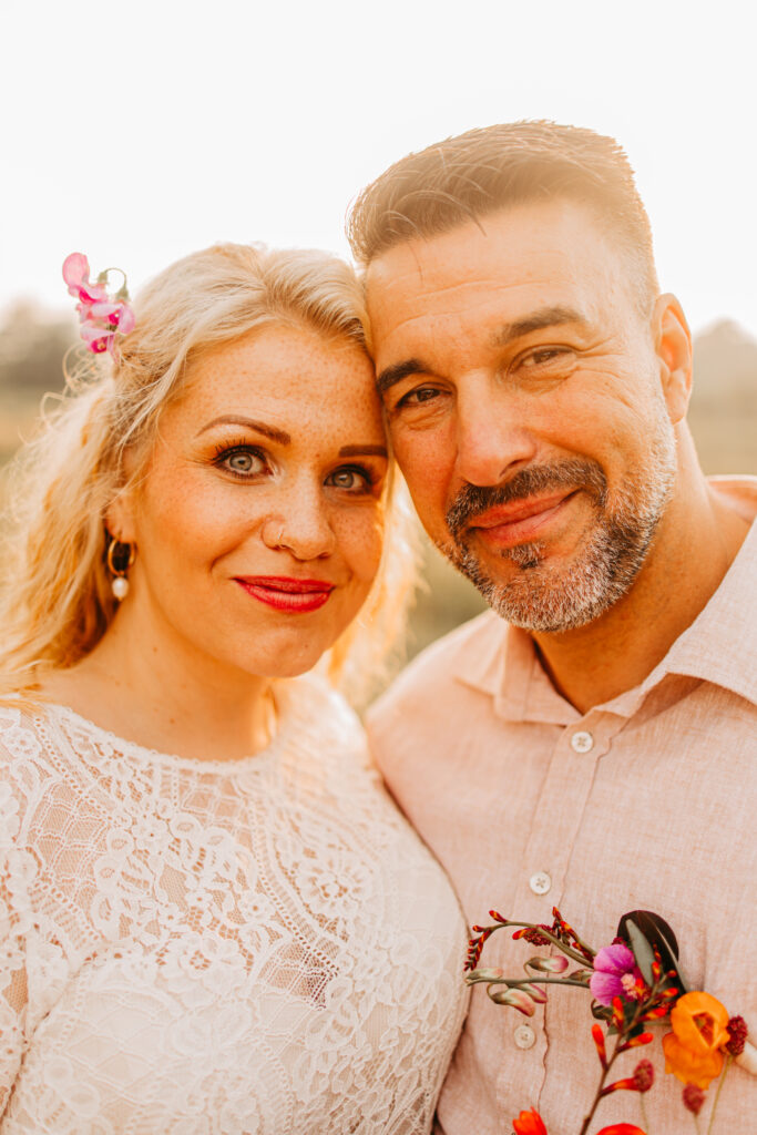 Ein glückliches Paar während einer besonderen Hochzeit im Urlaub.