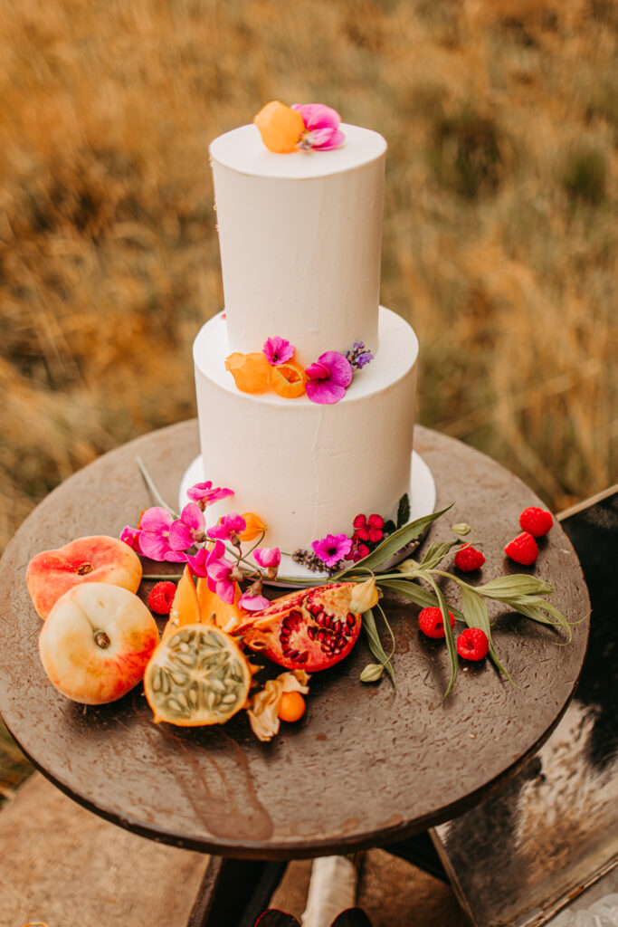 Exklusive Hochzeitstorte, bunt mit Blumen verziert.