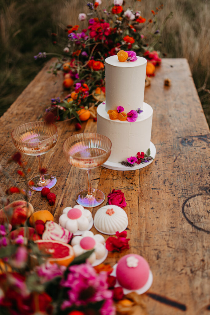 Ein reich gedeckter Tisch mit besonderen süßen Versuchungen. Hochzeitstorte und kleine Törtchen.