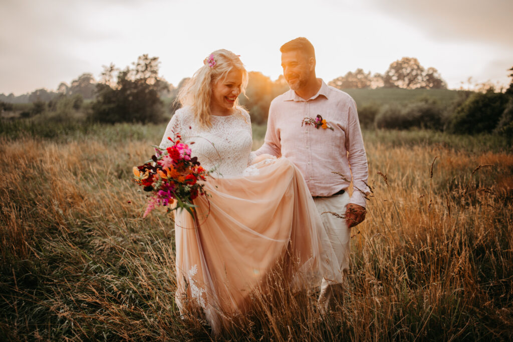Das Ehepaar vereint und glücklich genießt die gemeinsame Zeit.
