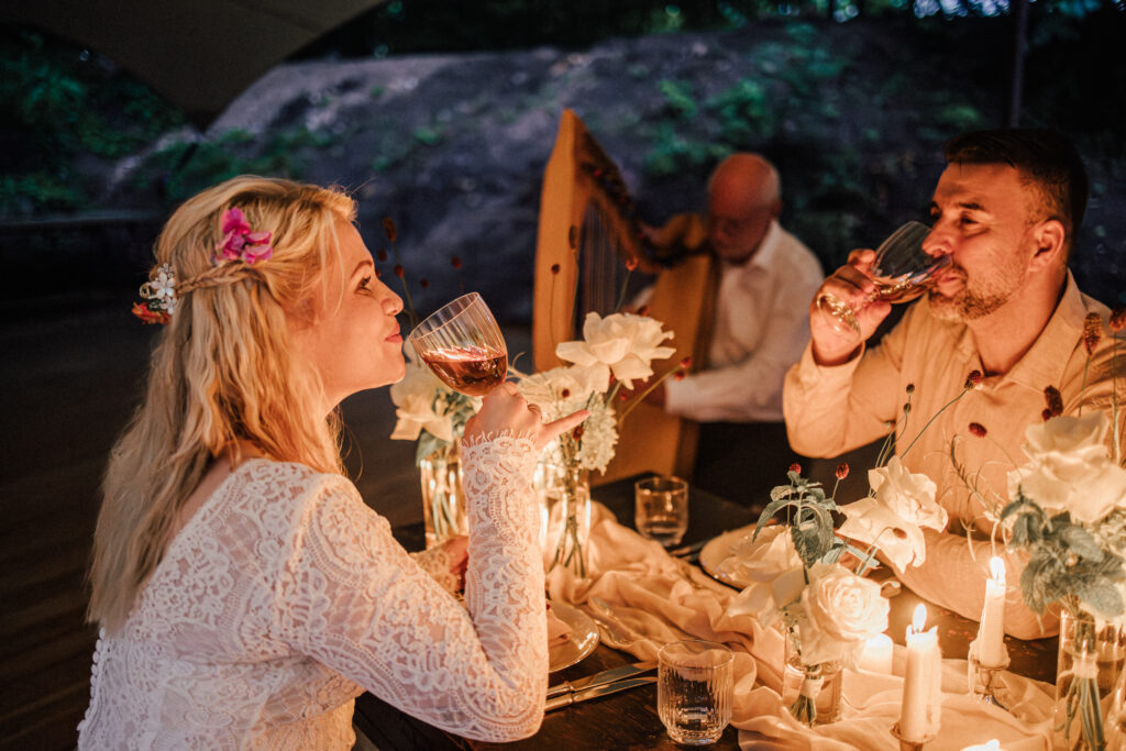 Das Ehepaar genießt einen Schluck Wein.