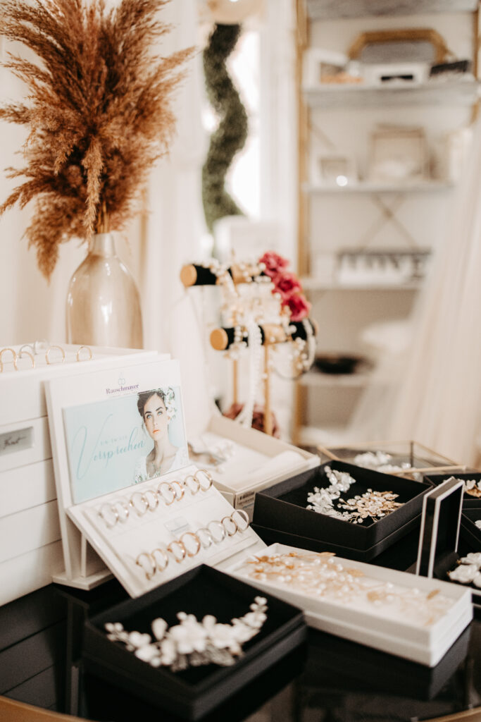 11 Brautperle Hochzeitskleid Ploen 66 von 126